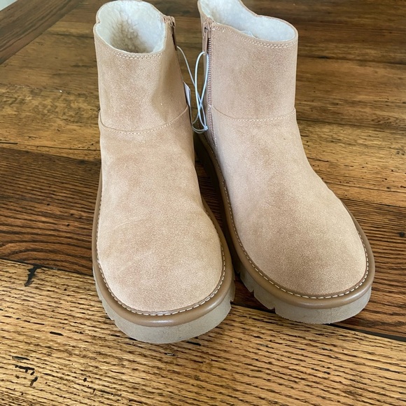 NWT Universal Thread Women’s Tan Suede Ankle Boots - Picture 3 of 4